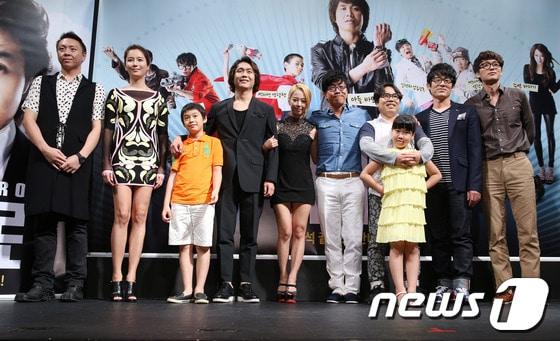 본문 이미지 - 배우 문원주, 황인영, 아역배우 정윤석, 배우 오정세, 신지수, 박철민, 정은표-정하은 부녀, 배우 배호근, 정진&#40;왼쪽부터&#41;이 9일 오전 서울 강남구 CGV 압구정에서 열린 영화 &#39;히어로&#39; 제작보고회에 참석해 포즈를 취하고 있다. &#39;히어로&#40;감독 김봉한&#41;&#39;는 아들을 위해서라면 무엇이든 할 수 있는 아들 바보 허당 아빠의 고군분투 변신 프로젝트를 그린 영화로 오는 10월 8일 개봉된다. 2013.9.9 /뉴스1   © News1   