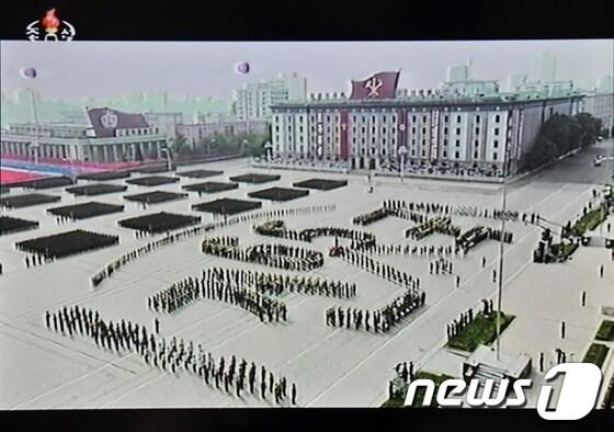 본문 이미지 - 조선중앙TV로 생중계된 9일 노농적위군 열병식 현장 ©AFP=News1 배상은 기자