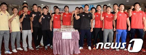 본문 이미지 - 레슬링 국가대표팀 선수들이 9일 오후 서울 송파구 방이동 올림픽파크텔에서 열린 레슬링 올림픽 정식종목 확정 경과보고 및 간담회에서 화이팅을 외치고 있다. 레슬링은 올림픽 퇴출 7개월 만에 다시 정식종목으로 돌아왔다. 2013.9.9/뉴스1 © News1   박정호 기자