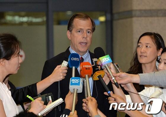 본문 이미지 - 미국의 6자회담 수석대표인 글린 데이비스 국무부 대북정책 특별대표가 9일 오후 인천국제공항에 입국해 기자들의 질문에 답하고 있다. 한·일·중 3국 순방차 이날 방한한 데이비스 대표는 우리측 6자회담 수석대표인 조태용 한반도평화교섭본부장과 김남식 통일부 차관을 면담할 예정이다. 특히, 데이비스 대표는 최근 중국 정부가 오는 18일 베이징에서 6자회담 당사국 관계자들과 전문가들이 참석하는 반관반민&#40;1.5트랙&#41; 회의를 열자고 관련국들에게 제의한 데 대한 미측의 결정사항을 우리측에 전달할 예정인 것으로 알려졌다. 2013.9.9/뉴스1 © News1 박철중 기자