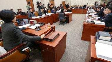 본문 이미지 - 1일 새벽 서울 여의도 국회에서 열린 법제사법위원회 전체회의에서 박영선 위원장이 국가정보원 개혁법안 등 쟁점법안을 상정하며 의사봉을 두드리고 있다. 2014.1.1/뉴스1 © News1   오대일 기자