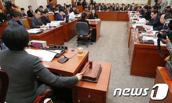 본문 이미지 - 1일 새벽 서울 여의도 국회에서 열린 법제사법위원회 전체회의에서 박영선 위원장이 국가정보원 개혁법안 등 쟁점법안을 상정하며 의사봉을 두드리고 있다. 2014.1.1/뉴스1 © News1 오대일 기자