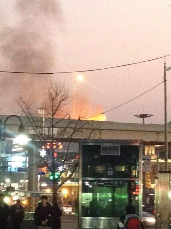 본문 이미지 - 31일 오후 5시30분쯤 서울 중구 서울역 고가도로에서 신원이 확인되지 않은 남성이 분신자살을 시도했다. (트위터) 2014.1.1/뉴스1 © News1