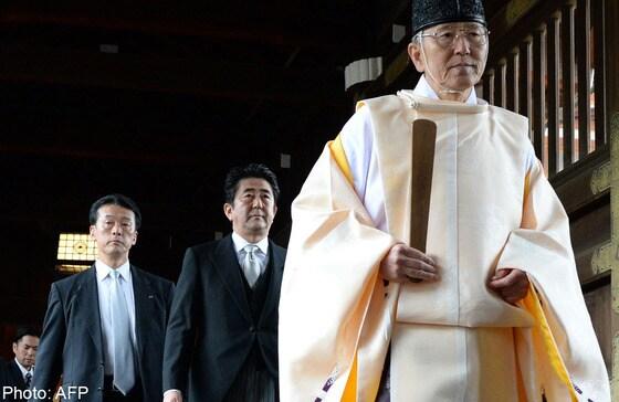 본문 이미지 - 신사참배 나서는 아베 신조 일본 총리©AFP=News1