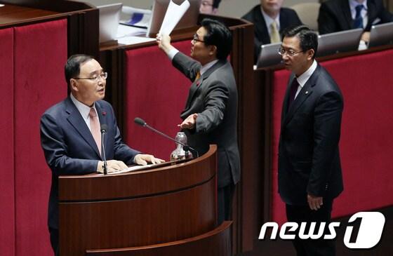 본문 이미지 - 갑오년 새해 첫날인 1일 새벽 서울 여의도 국회의사당에서 열린 본회의에서 민주당 전병헌 원내대표가 대구지하철사업 예산 편법증액 문제를 지적하며 정홍원 국무총리의 예산안 통과 인사말을 막아서고 있다. 2014.1.1/뉴스1 © News1 오대일 기자