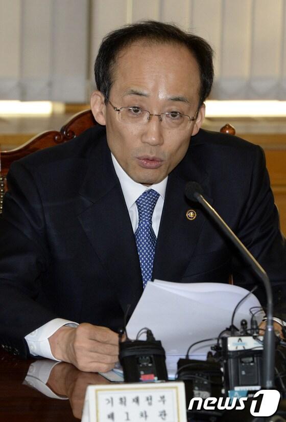 본문 이미지 - 추경호 기획재정부 제1차관이 10일 오전 서울 중구 은행회관에서 열린 올해 첫 거시경제금융회의에서 모두발언을 하고 있다. 2014.1.10/뉴스1 © News1   안은나 기자