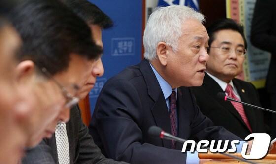 본문 이미지 - 민주당 김한길 대표가 10일 오전 서울 여의도 국회에서 열린 최고위원회의에서 모두발언을 하고 있다. 김 대표는 이 자리에서 