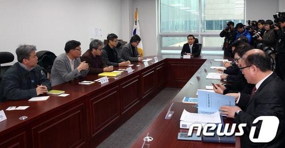 본문 이미지 - 국회 철도산업발전소위원회 소속 야당 의원들이 10일 오전 서울 여의도 국회 의원회관에서 '철도산업발전소위원회 운영방안 간담회'를 열고 민간 전문가들과 철도노조 관계자들가 소위에서 다룰 의제와 정책자문협의체 구성방안을 논의하고 있다. 2014.1.10/뉴스1 © News1   허경 기자