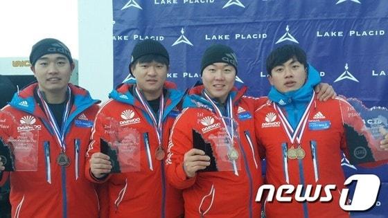 본문 이미지 - 아메리카컵 8차 대회 2인승에서 금메달과 동메달을 획득한 한국 봅슬레이 대표팀. 왼쪽부터 전정린, 김동현, 원윤종, 서영우&#40;사진-대한봅슬레이스켈레톤경기연맹 제공&#41;. © News1 