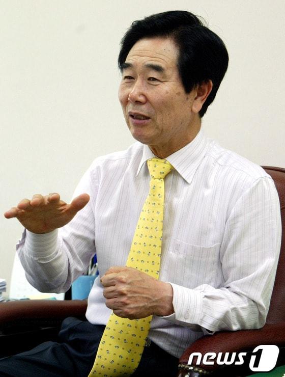 본문 이미지 - 정호조 철원군수가 11일 오전 군수실에서 신년 인터뷰를 통해 군정 성과를 설명하고 있다.정 군수는 경기도 포천시 관인상수원 보호구역 해제에 청신호가 켜지면서 2000만 수도권 관광객이 밀집할 수 있는 한탄강 개발을 본격화할 전망이라고 밝혔다.2014.1.11/뉴스1 © News1   이예지 기자