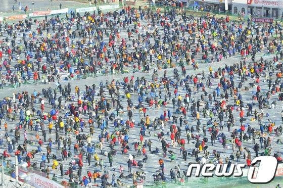 본문 이미지 - 11일 화천 산천어 축제를 찾은 관광객들이 얼음낚시터를 가득 메우고 있다. 2014.01.11/뉴스1 © News1   홍성우 기자
