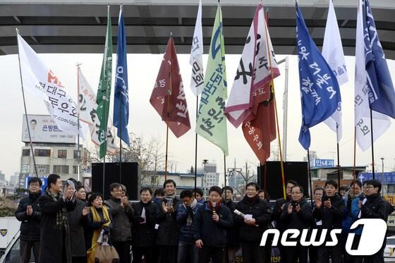 본문 이미지 - 11일 오후 서울 서대문 독립공원에서 열린 전국 대학 민주동문회 연합 시국대회에서 각 대학 민주동문회 회장단이 인사를 하고 있다. 참가자들은 정부가 국가기관의 대선개입 사건에 대해 특검 도입을 수용할 것과 국정원 및 국군사이버사령부 전면 개혁, 공공부문의 사회공공성 강화, 민생·복지 공약 이행 등을 요구했다. 2014.1.11/뉴스1 © News1   안은나 기자