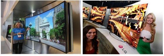 본문 이미지 - 지난 7일(현지시간) 미국 라스베이거스에서 열렸던 'CES 2014' 국제가전제품박람회에서 삼성전자(왼쪽)와 LG전자 도우미들이 가변형 TV에 대해 소개하고 있다.(사진제공=삼성전자, LG전자) © News1  