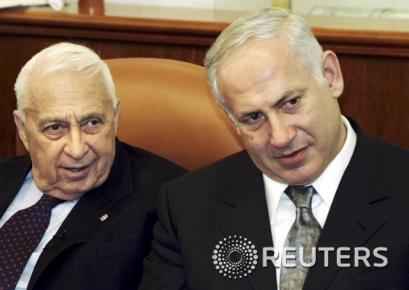 본문 이미지 - 아리엘 샤론 전 이스라엘 총리와 베냐민 네타냐후 현 총리가 2005년 1월 예루살렘에서 개최된 회의에 참석했다. © 로이터= 뉴스1  