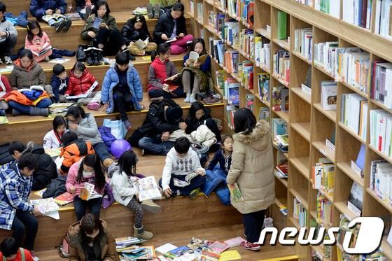 본문 이미지 - 서울 중구 태평로 서울도서관에서 시민들과 방학을 맞은 어린이들이 독서 삼매경에 빠져 있다.  © News1   민경석 기자