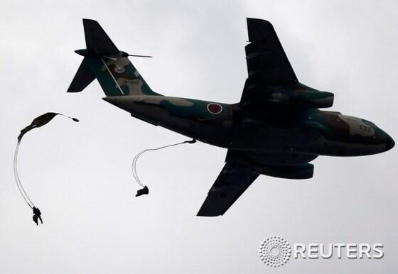 본문 이미지 - 일 자위대원들이 12일 지바 나라시노훈련장에서 펼쳐진 낙도탈환 훈련중 공중투하되고 있다.© 로이터=News1 