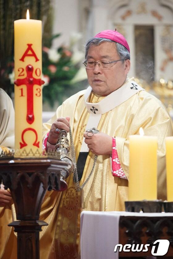 본문 이미지 - 서울 명동성당에서 미사를 집전하는 염수정 대주교. 2014.1.12/뉴스 © News1 