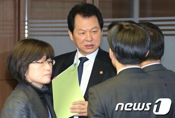 본문 이미지 - 서남수 교육부 장관이 13일 오전 서울 여의도 국회 의원회관에서 열린 역사교과서 논란 후속대책 당정협의에서 관계자들과 대화를 하고 있다. 뉴스1 © News1 송원영 기자