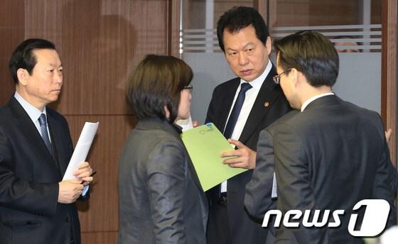 본문 이미지 - 서남수 교육부 장관이 13일 오전 서울 여의도 국회 의원회관에서 열린 역사교과서 논란 후속대책 당정협의에서 관계 직원들과 대화하고 있다.  2014.1.13/뉴스1 © News1 송원영 기자