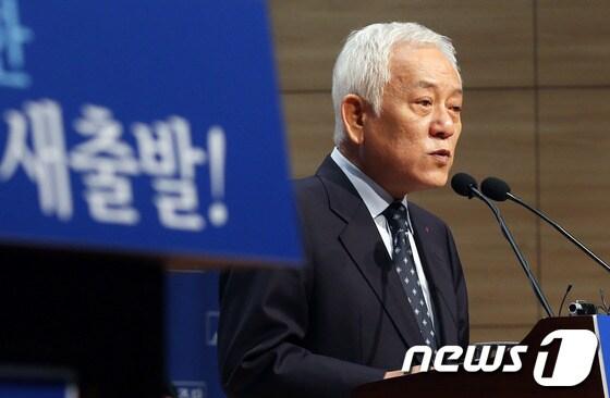 본문 이미지 - 김한길 민주당 대표가 13일 서울 여의도 국회 의원회관에서 열린 신년 기자회견에서 새해 포부를 밝히고 있다.김 대표는 이 자리에서 경제민주화와 민생 문제 해결, 대선개입 의혹 진상규명을 위한 특검 관철, 철도 민영화·의료 영리화 저지, 국민통합적 대북정책 수립 등의 주요 과제를 밝히며 