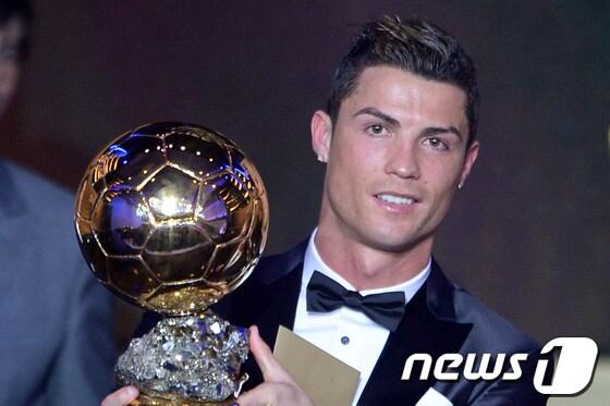 본문 이미지 - 2013 FIFA 발롱도르를 수상한 크리스티아누 호날두(29·레알 마드리드). © AFP=News1  