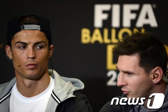 본문 이미지 - 크리스티아누 호날두(29·레알 마드리드·왼쪽)와 리오넬 메시(28·FC 바르셀로나). © AFP=News1  