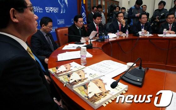 본문 이미지 - 지난 14일 오전 서울 여의도 국회에서 열린 민주당 원내대책회의에서 유기홍 교문위 간사 앞에 세차례에 걸쳐 수정된 '교학사의 한국사 교과서'가 놓여 있다. /뉴스1 © News1 허경 기자