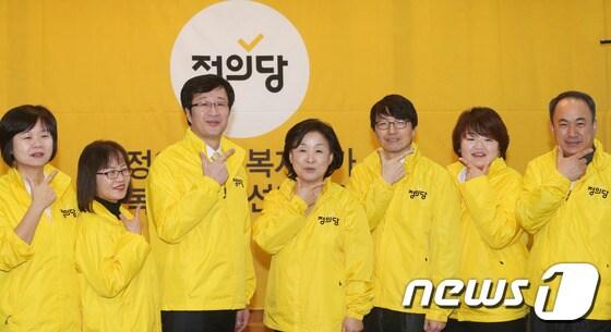 본문 이미지 - 정의당 천호선 대표(왼쪽에서 세번째)와 심상정 원내대표(가운데)가 14일 오전 서울 여의도 국회 귀빈식당에서 열린 당 통합이미지 발표회에서 서기호 의원(오른쪽에서 세번째)을 비롯한 당직자들과 기념촬영을 하고 있다. 2014.1.14/뉴스1 © News1   허경 기자