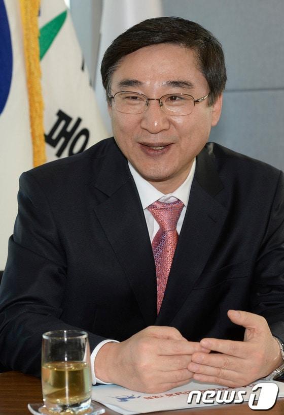 본문 이미지 - 이동진 도봉구청장이 14일 오후 도봉구청장실에서 뉴스1과 인터뷰를 갖고 있다. 2014.01.14/뉴스1 © News1   민경석 기자