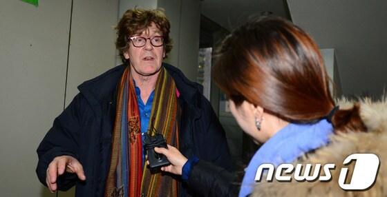 본문 이미지 - 영국 출신의 사진작가 마이클 케나가 14일 오후 서울 서초동 서울중앙지방법원에 들어서며 취재진의 질문에 답하고 있다.마이클 케나는 지난 2007년 강원도 삼척에서 나무가 우거진 작은 섬을 촬영한 자신의 작품 '솔섬'을 국내 한 항공사가 2011년에 방영한 광고에서 모방했다며 해당 항공사를 상대로 3억원의 손해배상 청구 소송을 낸 바 있다. 2014.1.14/뉴스1 © News1   정회성 기자