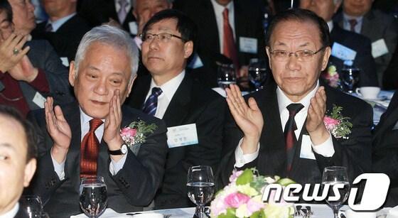 본문 이미지 - 지난 14일 오후 서울 태평로 프레스센터에서 열린 ‘CBS 창사60주년 비전 선포식’에 참석한 민주당 김한길 대표(왼쪽)와 새누리당 황우여 대표가 박수를 치고 있다. 2014.1.14/뉴스1 © News1 사진공동취재단