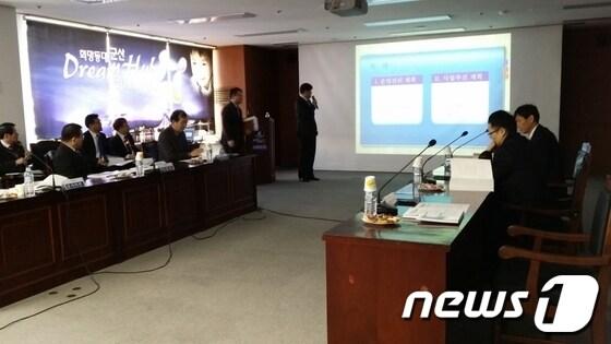 본문 이미지 - 군산시가 군산새만금 종합비즈니스·컨벤션센터 민간위탁자 선정을 위한 적격자심사를 하고 있다 © News1  