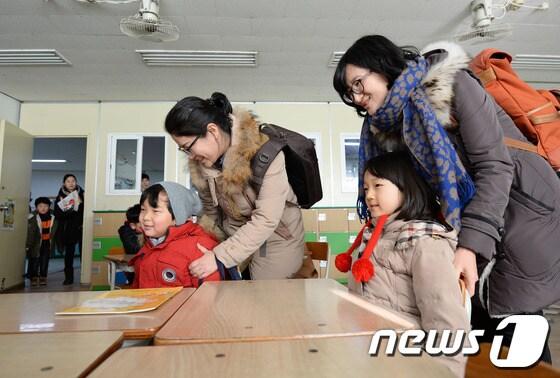 본문 이미지 - 15일 오전 서울 마포구 동교초등학교에서 신입생들이 예비소집 후 엄마와 함께 교실 안을 둘러보고 있다. 뉴스1 © News1 박지혜 기자