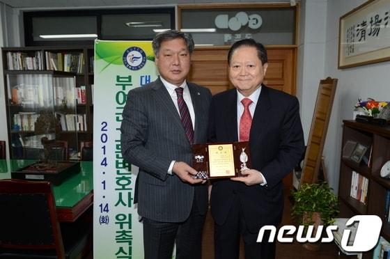 본문 이미지 - 이건개 부여군고문변호사 위촉 장면© News1  