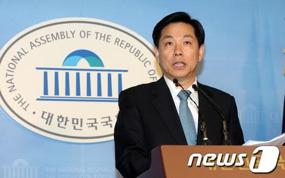 본문 이미지 - 참여정부시절 국정홍보처장을 역임했던 김창호 민주당 분당갑 지역위원장이 15일 오후 서울 여의도 국회 정론관에서 기자회견을 열고 