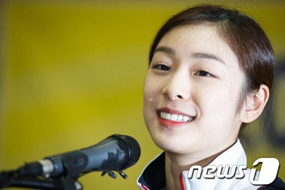 본문 이미지 - 피겨 국가대표 김연아 선수가 15일 오후 서울 태릉선수촌 국제스케이트장 대회의실에서 열린 2014 소치 동계올림픽 빙상국가대표선수단 미디어데이에서 취재진의 질문에 답하고 있다. 2014.1.15/뉴스1 © News1   유승관 기자