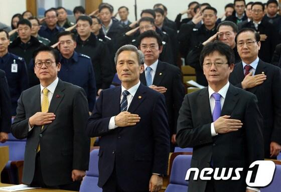 본문 이미지 - 유승민 국회 국방위원장과 김관진 국방장관, 정우택 새누리당 최고위원&#40;오른쪽부터&#41;이15일 서울 여의도 국회 의원회관에서 열린 &#39;北의 핵미사일 - 어떻게 방어할 것인가&#39; 정책토론회에서 국민의례를 하고 있다. 2014.1.15/뉴스1 © News1   송원영 기자