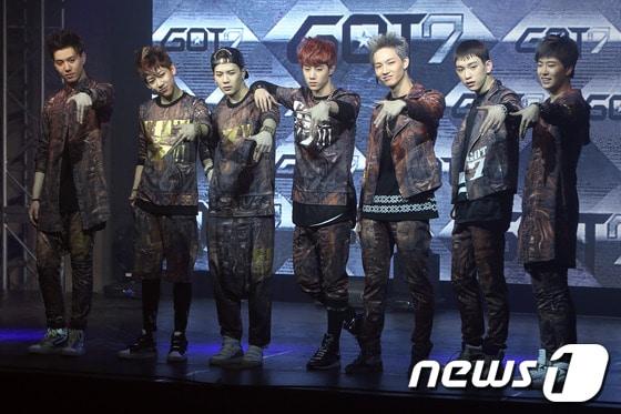 본문 이미지 - 그룹 갓세븐(GOT7)이 15일 오후 서울 성동구 대림창고에서 열린 데뷔 쇼케이스에서 멋진 무대를 선보이고 있다. 2014.1.15/뉴스1 © News1   