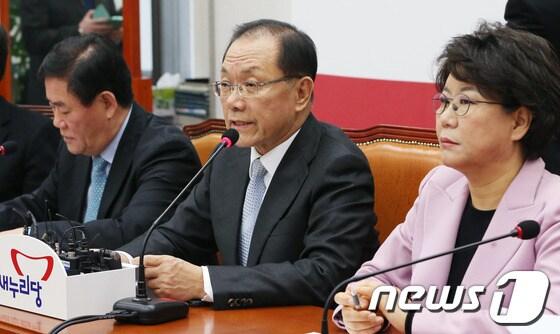 본문 이미지 - 황우여 새누리당 대표가 16일 서울 여의도 국회에서 열린 최고위원회의에서 모두 발언을 하고 있다. /뉴스1 © News1 송원영 기자