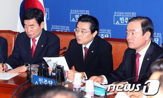 본문 이미지 - 전병헌 민주당 원내대표가 16일 오전 서울 여의도 국회에서 열린 고위정책-정치개혁특위 연석회의에서 모두발언을 하고 있다.전 원내대표는 