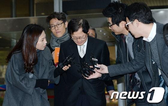 본문 이미지 - 박찬구 금호석유화학 회장이 지난 2014년  서울 양천구 신정동 서울남부지방법원에서 열린 공판에 참석하기위해 법정에 들어서며 취재진의 질문에 답하고 있다. 2014.1.16/뉴스1