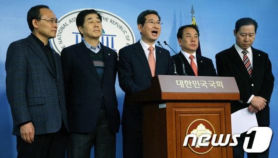 본문 이미지 - 김학용 국회 정치개혁특별위원회 새누리당 간사를 비롯한 의원들이 16일 서울 여의도 국회에서 기초선거 정당공천제와 관련한 기자회견을 하고 있다.김 의원은 이날 기자회견에서 기초선거 정당공천제와 관련 