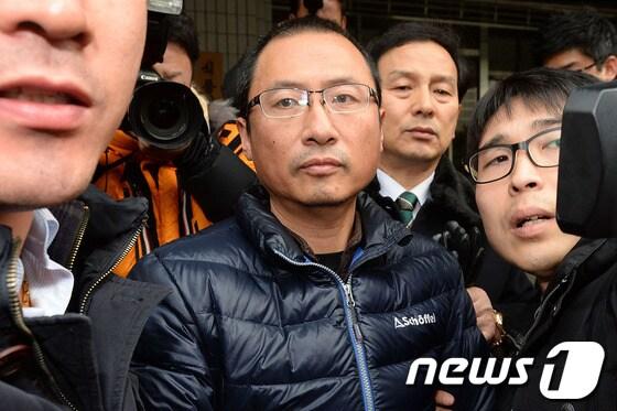 본문 이미지 - 김명환 철도노조 위원장이 지난달 16일 오전 서울 마포구 서울서부지방법원에서 영장실질심사를 받은 뒤 옆 서울서부지방검찰청 출입구를 통해 용산경찰서로 호송하기 위해 차량에 오르고 있다./뉴스1 © News1 박정호 기자