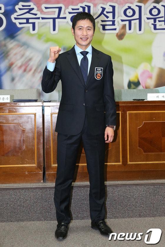 본문 이미지 - 이영표 전 축구선수가 16일 오후 서울 영등포구 여의도 KBS신관 국제회의실에서 열린 &#39;이영표 축구해설위원 위촉식 간담회&#39;에 참석해 포즈를 취하고 있다. 2014.1.16 스타뉴스/뉴스1 © News1   &#40;서울=뉴스1&#41;