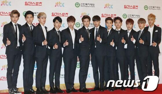 본문 이미지 - 그룹 엑소(EXO)가 16일 오후 서울 동대문구 휘경동 경희대학교 평화의 전당에서 열린 제28회 골든디스크시상식에 참석해 포즈를 취하고 있다. 2014.1.16 뉴스1 © News1   