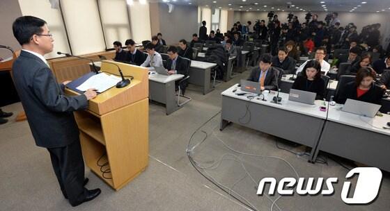 본문 이미지 - 김의도 통일부 대변인이 17일 오전 서울 세종로 정부서울청사에서 16일 북한이 발표한 '국방위 중대제안'에 대한 정부 입장을 발표하고 있다. 통일부는 