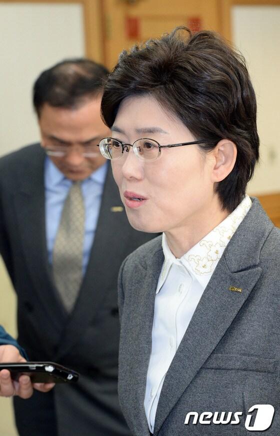 본문 이미지 - 최연혜 코레일 사장이 17일 오전 대전시청 10층 응접실에서 인사청탁 파문과 관련, 기자들의 질문에 답하고있다.최 사장은 16일 새누리당 황우여 대표를 만나 