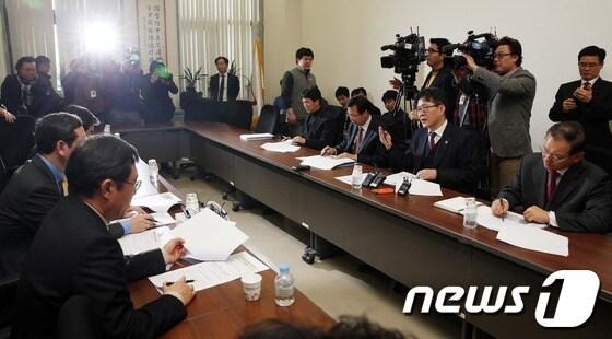 본문 이미지 - 여인홍 농림축산식품부 차관&#40;오른쪽에서 두번째&#41;이 17일 오후 서울 여의도 국회에서 열린 조류인플루엔자&#40;AI&#41; 발생 관련 긴급당정협의에서 상황 보고를 하고 있다. 2014.1.17/뉴스1 © News1   허경 기자