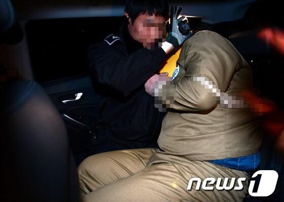 본문 이미지 - 방송인 에이미의 청탁으로 사건 관계인을 협박한 의혹으로 구속영장이 발부된 춘천지검 소속 전모 검사가 1월17일 오후 서울 서초동 대검찰청에서 3차 조사를 받은 뒤 다시 서울구치소로 호송되고 있다. © News1 박정호 기자