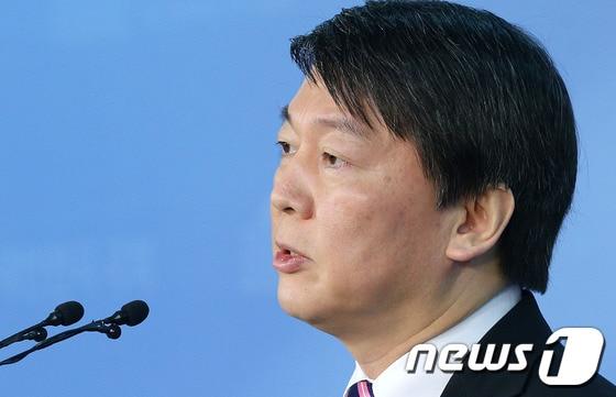 본문 이미지 - 무소속 안철수 의원. 2014.1.19/뉴스1 © News1   오대일 기자